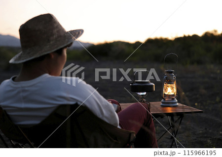 ソロキャンプ の夕暮れ 115966195