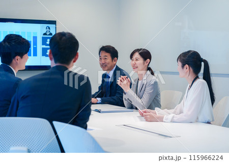 オフィスでリモート会議をするビジネスパーソン オフィスでリモート会議をするビジネスパーソン 115966224