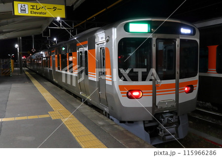 PM11:00：終電前のJR亀山駅に留置中の関西本線315系電車 115966286