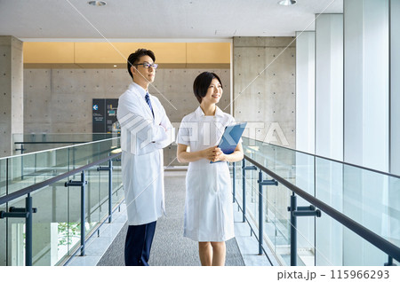 病院で働く医師と看護師 病院で働く医師と看護師 115966293