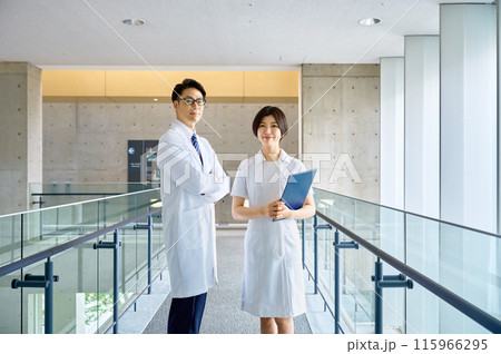 病院で働く医師と看護師 115966295