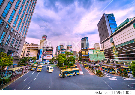 日本の横浜都市景観 6月。横浜駅西口から横浜駅やJR横浜タワー、ズラリと並ぶバスなどを望む=3日 日本の横浜都市景観 6月。横浜駅西口から横浜駅やJR横浜タワー、ズラリと並ぶバスなどを望む=3日 115966300