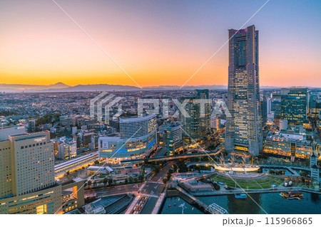 日本の横浜都市景観　横浜の街やみなとみらい、富士山（左奥）、桜木町駅、ロープウェイ、日本丸などを望む 115966865