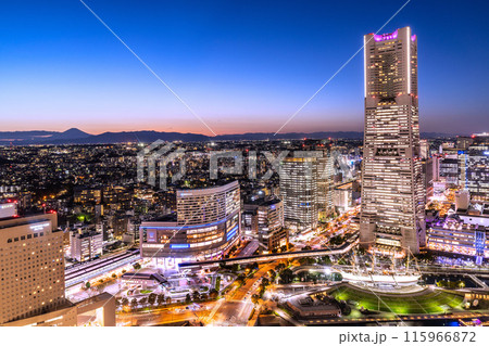 日本の横浜都市景観　横浜の街やみなとみらい、富士山（左奥）、桜木町駅、ロープウェイ、日本丸などを望む 115966872