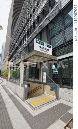 東京メトロ、都営地下鉄の大手町駅、階段のD4番出入口とビル内にあるD7番出入口 東京メトロ、都営地下鉄の大手町駅、階段のD4番出入口とビル内にあるD7番出入口 115967065