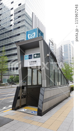 東京メトロ、都営地下鉄の大手町駅、階段のC2a出入口 東京メトロ、都営地下鉄の大手町駅、階段のC2a出入口 115967248
