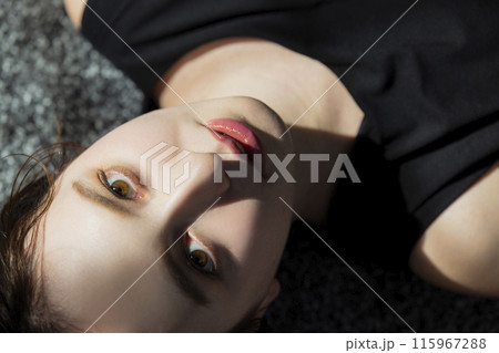 黒いノースリーブの女性　 115967288
