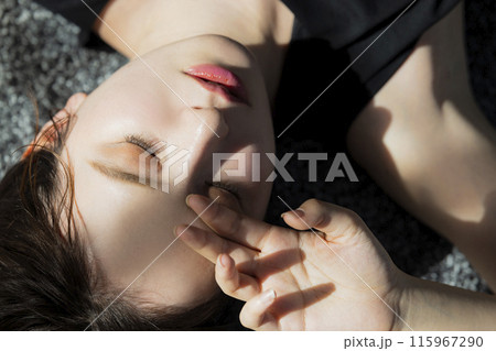 黒いノースリーブの女性　 115967290