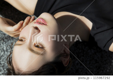 黒いノースリーブの女性 黒いノースリーブの女性 115967292