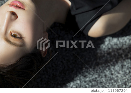 黒いノースリーブの女性　 115967294