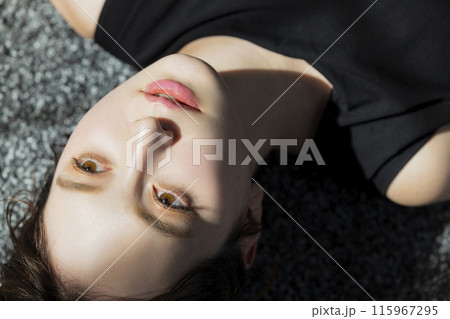 黒いノースリーブの女性 黒いノースリーブの女性 115967295