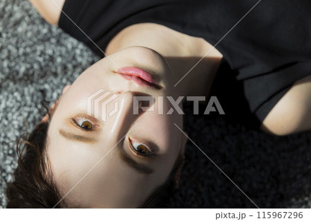 黒いノースリーブの女性　 115967296