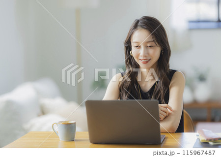 リビングでテレワークをする若い女性 リビングでテレワークをする若い女性 115967487