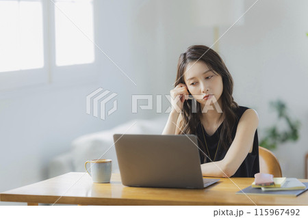 リビングでテレワークをする若い女性 リビングでテレワークをする若い女性 115967492