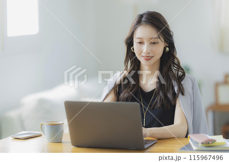 リビングでテレワークをする若い女性 リビングでテレワークをする若い女性 115967496