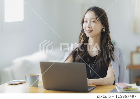 リビングでテレワークをする若い女性 115967497