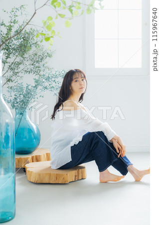 部屋でリラックスする女性 部屋でリラックスする女性 115967640