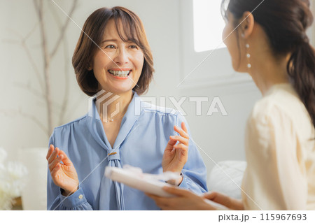 カフェで会話をする二人の女性　 115967693