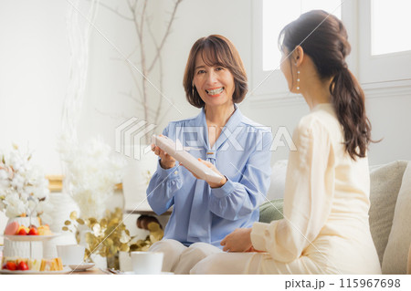 カフェで会話をする二人の女性　 115967698