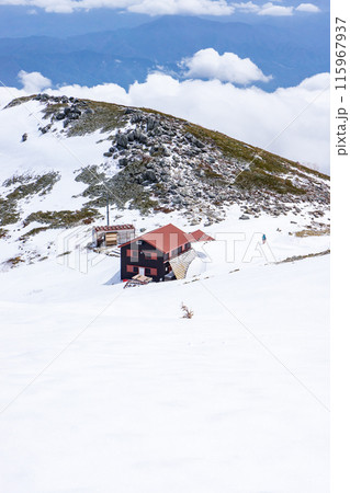 中央アルプスの将棋頭山　残雪期登山　西駒山荘（山頂からの景色） 115967937