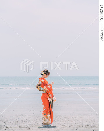 海岸を歩く新成人 115968254