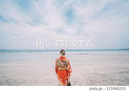 海岸を歩く新成人 115968255