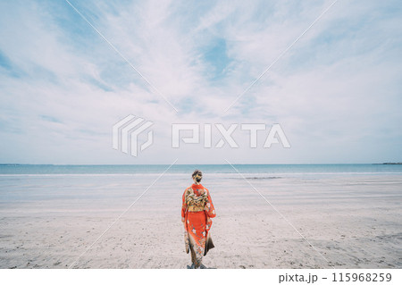 海岸を歩く新成人 海岸を歩く新成人 115968259