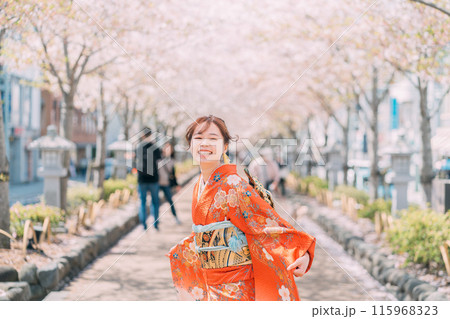 桜の下にいる振袖の女性 桜の下にいる振袖の女性 115968323