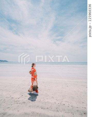 海岸を晴れ着で歩く新成人 海岸を晴れ着で歩く新成人 115968336