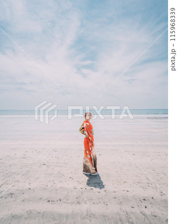 海岸を晴れ着で歩く新成人 115968339