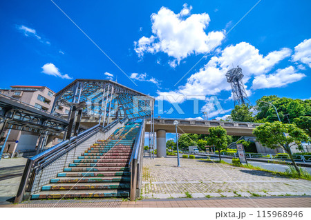 日本の横浜都市景観 横浜市営地下鉄 中川駅(副名称・東京都市大横浜キャンパス前)前などを望む 115968946
