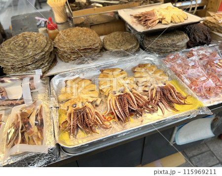 韓国ソウル｜明洞の屋台 焼きイカ 115969211