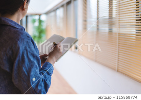 メモ帳を持つ女性 115969774