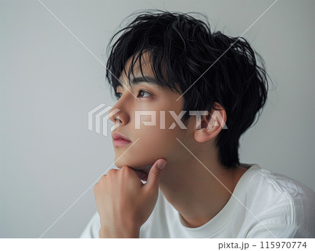 考えるポーズのアジア人男性 メンズビューティー 考えるポーズのアジア人男性 メンズビューティー 115970774