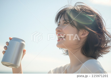 笑顔で缶を持つ若いアジア人女性 115971201