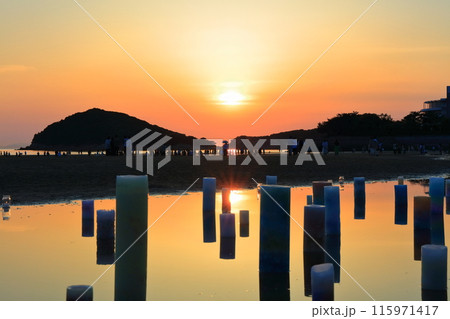 【香川県】夕暮れの父母ヶ浜(瀬戸内の天空の鏡)夕日の絶景で知られる観光名所 115971417