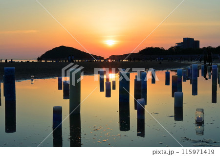 【香川県】夕暮れの父母ヶ浜(瀬戸内の天空の鏡)夕日の絶景で知られる観光名所 【香川県】夕暮れの父母ヶ浜(瀬戸内の天空の鏡)夕日の絶景で知られる観光名所 115971419