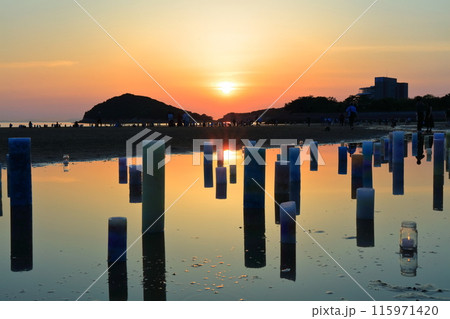 【香川県】夕暮れの父母ヶ浜(瀬戸内の天空の鏡)夕日の絶景で知られる観光名所 【香川県】夕暮れの父母ヶ浜(瀬戸内の天空の鏡)夕日の絶景で知られる観光名所 115971420