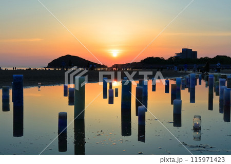 【香川県】夕暮れの父母ヶ浜(瀬戸内の天空の鏡)夕日の絶景で知られる観光名所 【香川県】夕暮れの父母ヶ浜(瀬戸内の天空の鏡)夕日の絶景で知られる観光名所 115971423