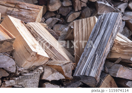 キャンプ場の薪　雪　薪ストーブ　薪　バイオマス 115974114