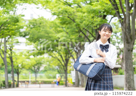 スクールバッグを持つ女子高生 115974222