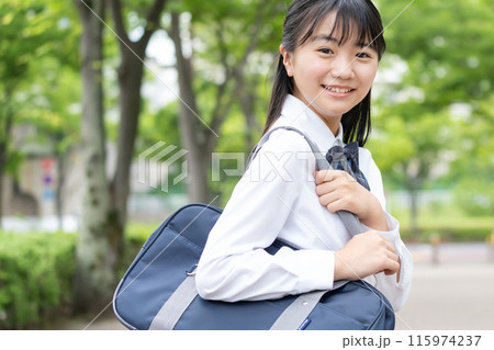 スクールバッグを持つ女子高生 スクールバッグを持つ女子高生 115974237