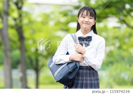 スクールバッグを持つ女子高生 115974239