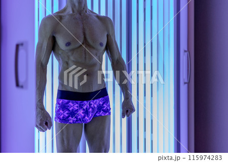 日焼けサロン シニア男性 日焼けサロン シニア男性 115974283