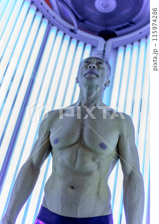 日焼けサロン シニア男性 日焼けサロン シニア男性 115974286