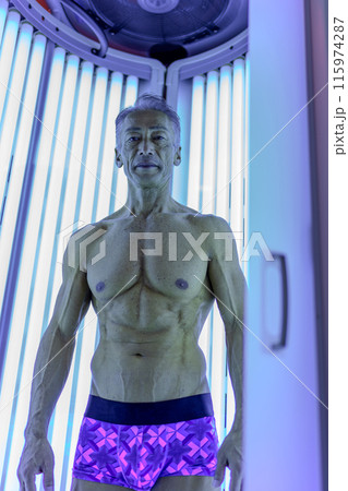 日焼けサロン シニア男性 日焼けサロン シニア男性 115974287