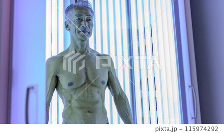 日焼けサロン　シニア男性 115974292