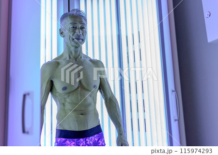 日焼けサロン シニア男性 日焼けサロン シニア男性 115974293