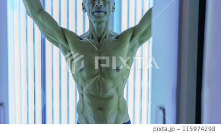 日焼けサロン シニア男性 日焼けサロン シニア男性 115974298