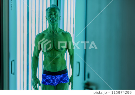 日焼けサロン　シニア男性 115974299